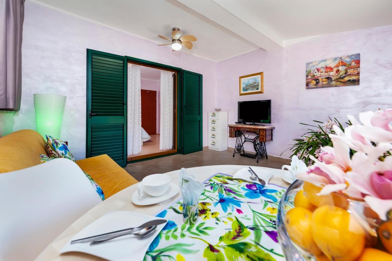 Apartments And Rooms Villa Dea Adults Only 罗维尼 外观 照片