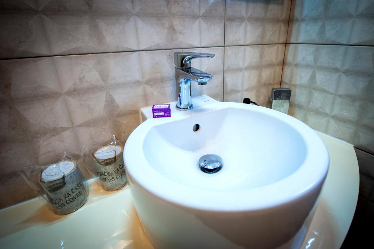 Apartments And Rooms Villa Dea Adults Only 罗维尼 外观 照片