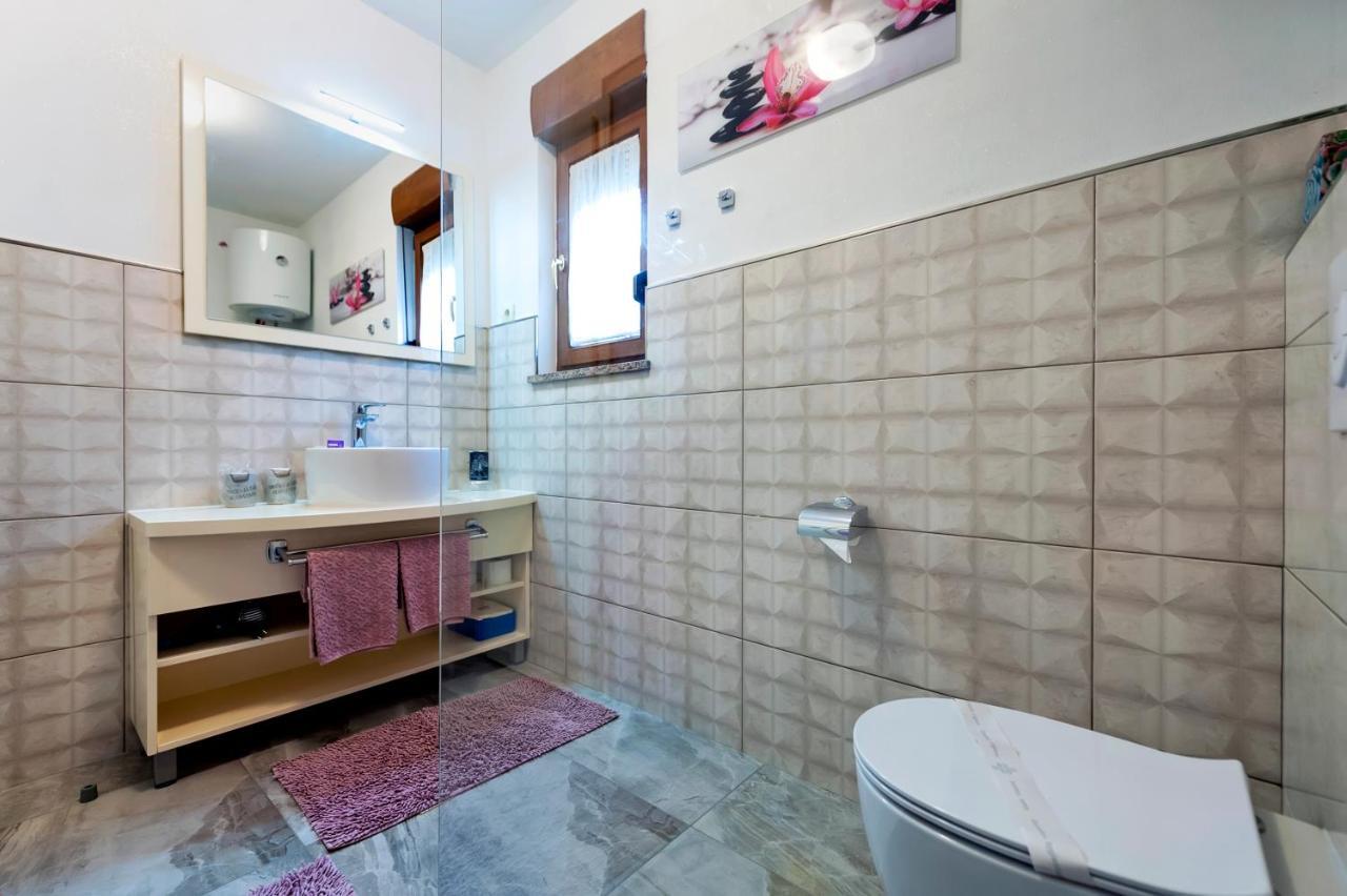 Apartments And Rooms Villa Dea Adults Only 罗维尼 外观 照片